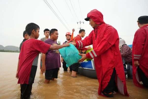 Pj Gubernur Sulsel, Prof Zudan Arif Fakrulloh kunjungi lokasi banjir di Pangkep (Dok: Ist).