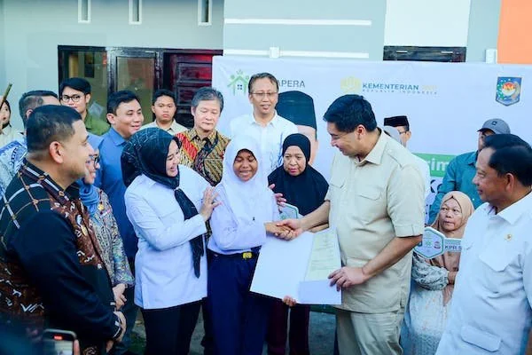 Wagub Sulsel Fatmawati Rusdi mendampingi Mendagri dan Menteri PKP menyerahkan rumah subsidi untuk korban demo (dok. Ist)