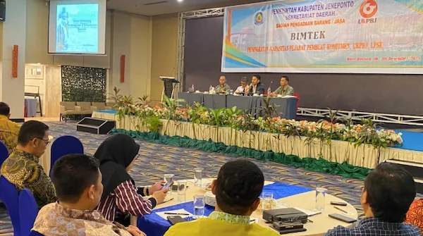 Sekretaris Daerah Kabupaten Jeneponto, H Muh. Arifin Nur bersama Kepala ULP, Irwan Abdullah dan Narasumber saat menghadiri Bimbingan Teknis di Hotel Horizon Makassar . (ist).