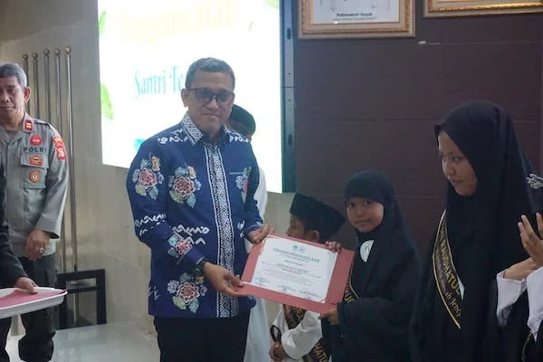 Bupati Jeneponto H Paris Yasir saat menghadiri acara Tasyakuran Raudhatul Qur’an.  (Ist).