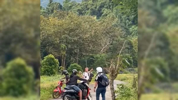 Potongan video memperlihatkan seorang turis merasa kesal pada warga lokal di Maros (Dok: Ist)