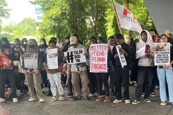 Aksi unjuk rasa tolak RUU TNI di Makassar (Dok: Atri KabarMakassar).