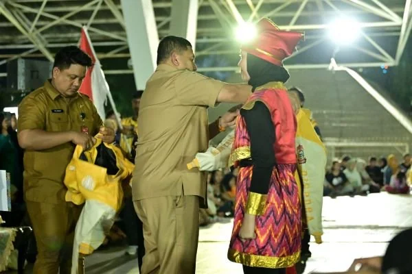Wali Kota Makassar, Munafri Arifuddin Saat Melepaskan Drum Corps Makassar, (Dok: Ist).