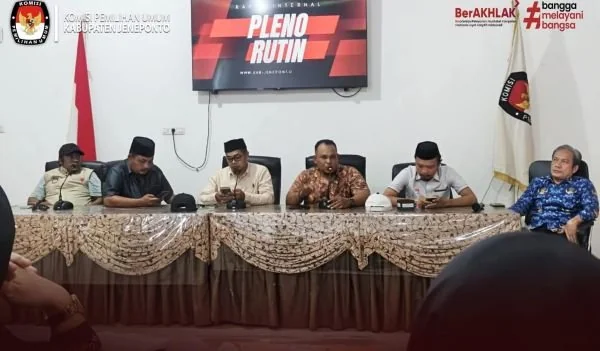 Jajaran KPU Kabupaten Jeneponto melaksanakan rapat pleno guna membahas persiapan pelaksanaan sosialisasi pemutakhiran data partai politik dan pemutakhiran data pemilih berkelanjutan (PDPB) Semester I Tahun 2026. (Dok: Ist)
