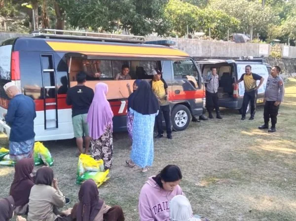 Warga Bonde Utara saat berbelanja di gerakan pangan murah yang dilaksanakan Polres Majene (dok : ist).