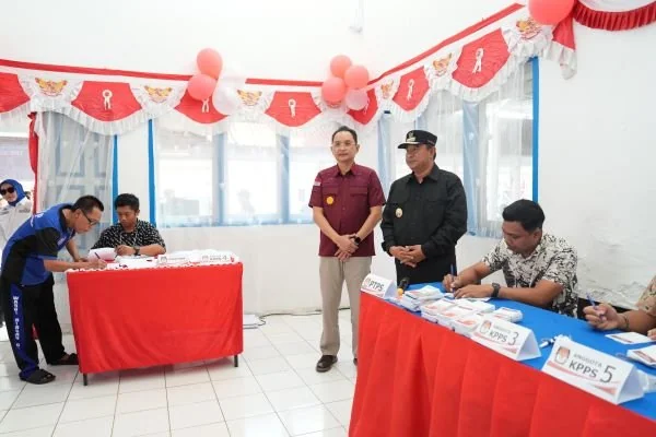Pj Gubernur Sulbar Bahtiar Baharuddin saat memantau TPS khusus Rutan (Dok : ist).