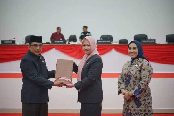 Penyerahan Ranperda oleh PLH Sekprov Sulbar Amujib kepada Ketua DPRD Sulbar Amalia Fitri Aras (Dok : Ist).