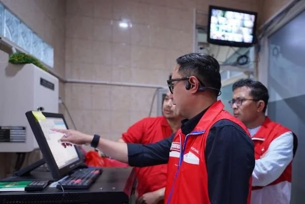 Pertamina Patra Niaga Sulawesi melakukan pengecekan langsung ke sejumlah Stasiun Pengisian Bahan Bakar Umum (SPBU) pada malam pergantian tahun. (Dok: Ist)
