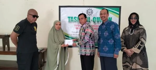 Penyerahan bantuan di panti asuhan Manakarra Muhammadiyah.