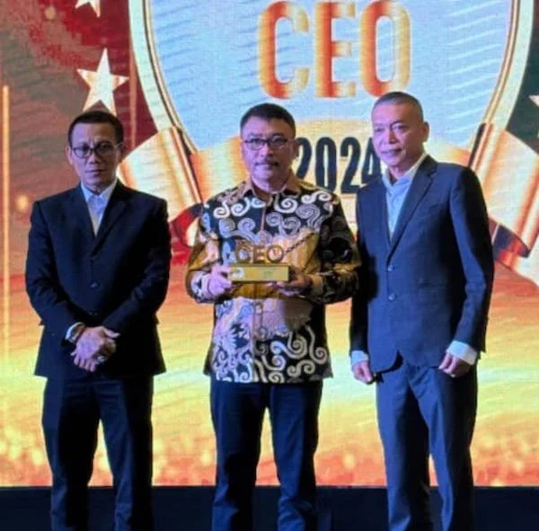 Direktur Utama Bank Sulselbar H Yulis Suandi Raih Penghargaan Top 100 CEO 2024
