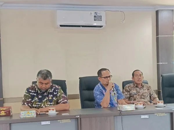 Kepala Bidang Perdagangan Dinas Perdagangan Kota Makassar, Abdul Hamid (Kacamata), (Dok: Sinta KabarMakassar).