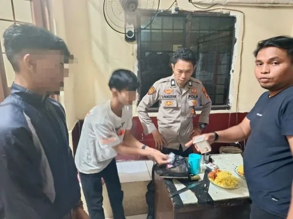 Anggota Polres Jeneponto saat  menemukan sabu yang dibawa oleh AMA da DW (Dok : Ist).