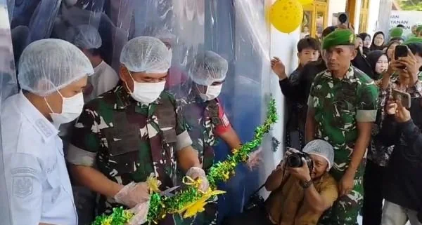 Pangdam XIV/Hasanuddin, Mayjen TNI Bangun Nawoko, saat meresmikan gedung dapur Makan Bergizi (MBG). (Dok: Ullah).