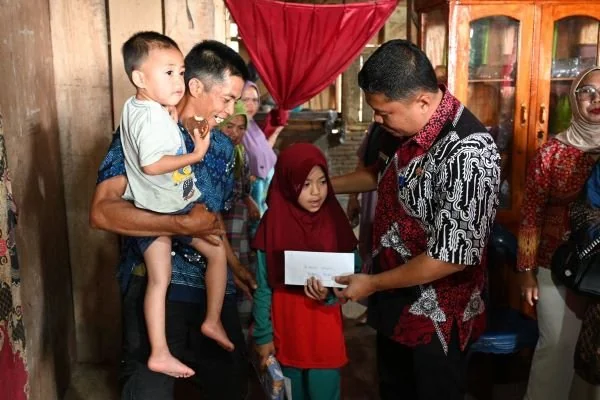 Nuraeni, murid yang sempat viral karena menggendong adiknya ke sekolah mendapat perhatian khusus dari Pemkab Sinjai, Sulawesi Selatan. (Foto : ist).
