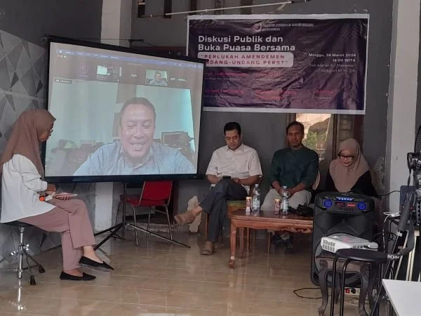 Diskusi Publik dan Buka Puasa Bersama Aliansi Jurnalis Independen (AJI) Makassar bertempat di Jl Toddopuli 10 no. 24. Minggu (24/3).