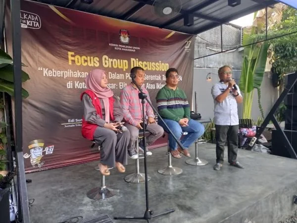 Anggota KPU Makassar Muhammmad Abdi Goncing  (berdiri) saat berlangsungnya focus group Discussion dilaksanakan di Plazgozz Cafe (Dok : Asrul KabarMakassar).