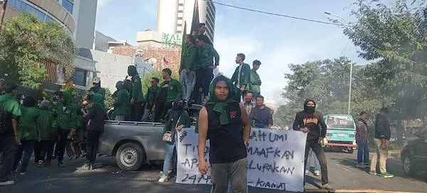Mahasiswa UMI berorasi memperingati tragedi AMARAH (Dok. M. Yasin Ahmad KabarMakassar)