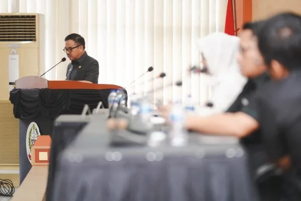 Sekretaris Daerah Provinsi Sulawesi Selatan (Sulsel), Jufri Rahman, mewakili Gubernur Sulsel dalam Rapat Paripurna DPRD Sulsel (Dok : Ist).