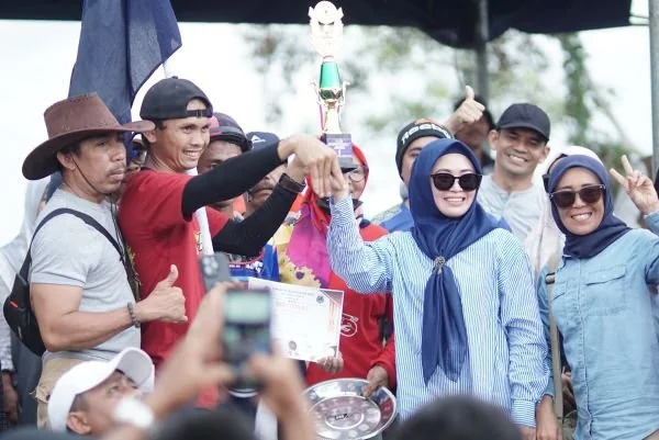 Salmawati Paris, saat menerima piala Juara 1 kategori open race 2.200 meter di Turnamen pacuan kuda Bupati Cup I Jeneponto (Dok : Ist).