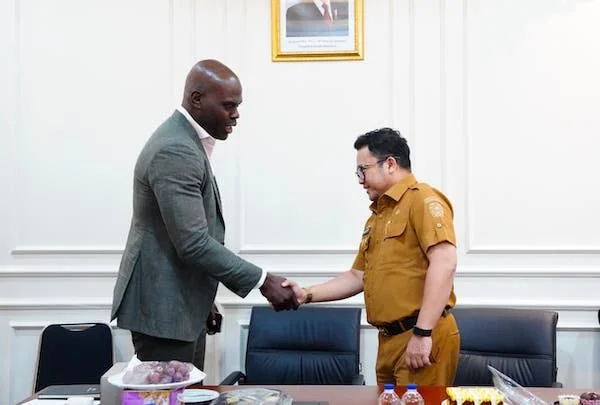 Wakil Bupati Gowa Darmawangsyah Muin saat Audiensi dengan Perusahaan Asal Kanada Bahas Tentang Pengelolaan Sampah (Dok: Ist).