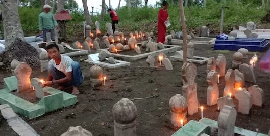Warga Bulutakkang saat menyalakan Ratusan lilin di TPU