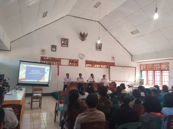 Bupati Yohanis Bassang bersama dengan BKPSDM, Camat Sanggalangi' pada kegiatan Bincang Bincang Seleksi PPPK 2024 yang di pusatkan di Kantor Kecamatan Sanggalangi, Toraja Utara (Dok : Ist).