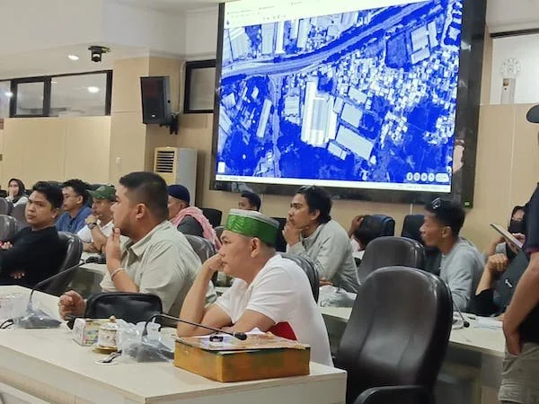Salah satu warga dari Perumahan Alamanda, Kecamatan Tamalanrea, Dadang Anugrah saat Menampilkan Peta Satelit Lokasi Proyek PSLTSa ke Pemukiman, (Dok: Sinta Kabar Makassar).