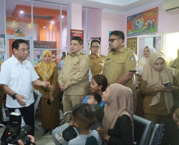 Wakil Menteri Kesehatan Republik Indonesia Benyamin Paulus Octavianus saat Meninjau Inovasi Hantu Mesra Pemerintah Kota Makassar (Dok: KabarMakassar).