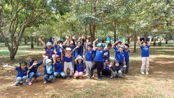 Siswa dari tingkat Playgroup (PG), Taman Kanak-Kanak (TK), dan Sekolah Dasar (SD) kelas 1-2 di Wisata Kebun Gowa.
