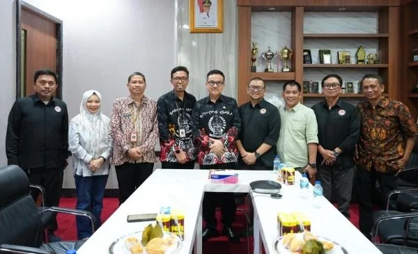 Komisioner KPID Sulsel bersama Sekprov Sulsel, Jufri Rahman di Kantor Gubernur Sulsel (Dok: Ist).