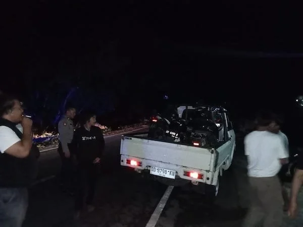Suasana aksi bentrokan yang terjadi di Dusun Ujung Timur, Desa Bonto Ujung, Kecamatan Tarowang, Kabupaten Jeneponto, Provinsi Sulawesi Selatan. Minggu (2/6) dinihari.