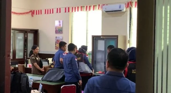 Penggeledahan oleh Kejati Sulsel di Kantor Dinas TPH-Bun Sulsel (dok. Syamsi/KabarMakassar)