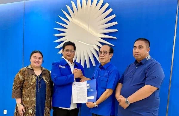 Penyerahan Surat Keputusan dari DPP PAN, ke Ashabul Kahfi sebagai Pelaksana Tugas (Plt) Ketua DPW PAN Sulsel, (Dok: Ist).