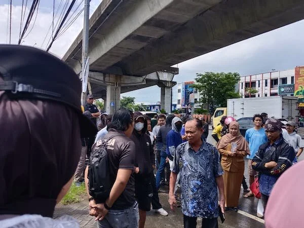 Suasana Masa Aksi dan Eks DPRD Provinsi Sulsel Busra Abdullah saat Melakukan Demonstrasi, (Dok: Sinta KabarMakassar).