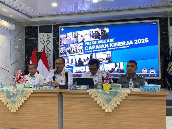 (kedua dari kiri) Kepala Kantor Wilayah Direktorat Jenderal Imigrasi Sulawesi Selatan, Friece Sumolang (dok. Syamsi/Kabar Makassar)