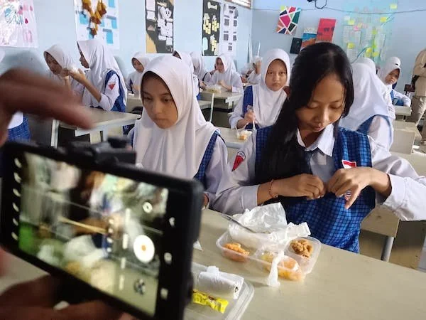 Siswa Saat Menerima MBG (Dok: Sinta KabarMakassar).
