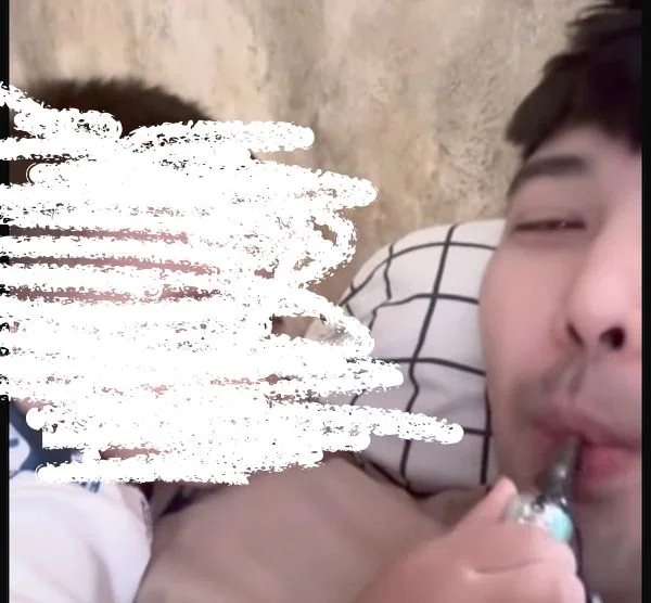 video aksi seorang ayah mengajarkan anaknya isap rokok elektrik (Dok: Ist)