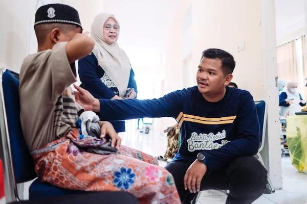 Bupati Bantaeng, M. Fathul Fauzy Nurdin, saat mengunjungi khitanan massal, di Rumah Sakit Umum Daerah (RSUD) Prof. DR. M. Anwar Makkatutu. (Ist).
