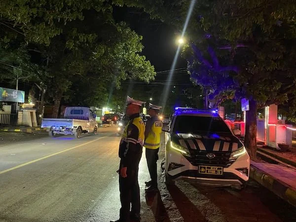 Personil Satlantas Polres Jeneponto saat menggelar Patroli Blue Light (ist).
