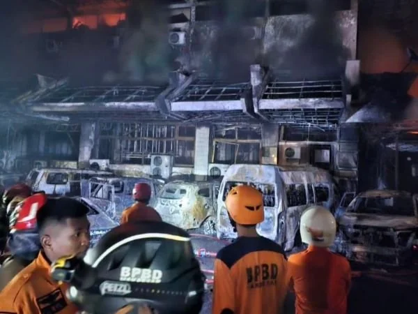 Gedung Kantor DPRD Makassar usai dibakar massa aksi (Dok : Ist).