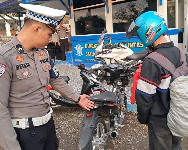 PJR Polda Sulbar saat memeriksa kendaraan (Dok : Ist).