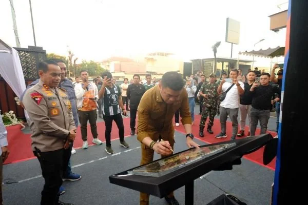 Bupati Gowa, Adnan Purichta Ichsan bersama Kapolda Sulawesi Selatan, Irjen Pol Andi Rian R Djajadi meresmikan SS Sport Centre (Dok : ist).