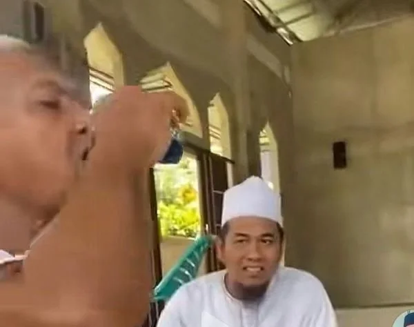 Tangkapan layar video viral pria minum oli. (Dok: Ist)