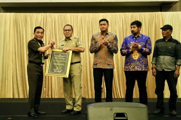Wali Kota Makassar, Moh Ramdhan Pomanto terima penghargaan dari Kejaksaan Tinggi Sulawesi Selatan (Kejati Sulsel).