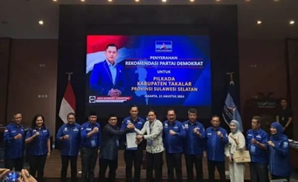 Ketum DPP Partai Demokrat Agus Harimurti Yudhoyono saat menyerahkan BI.KWK kepada paslon cakada tiga daerah di Sulsel pada Pilkada Serentak 2024 (Dok : Ist).