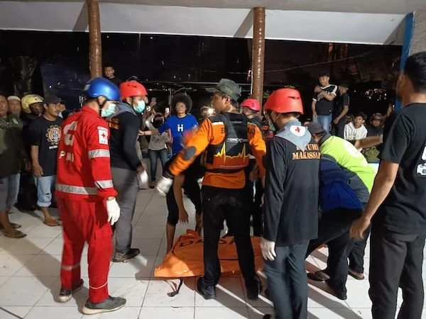 evakuasi jenazah korban yang terjatuh di sungai Jene’berang (Dok:Ist)