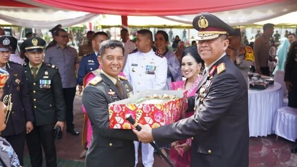 Kapolda Sulbar bersama Ketua Bhayangkari saat memberikan kejutan di HUT TNI ke-79 (Dok : Ist).