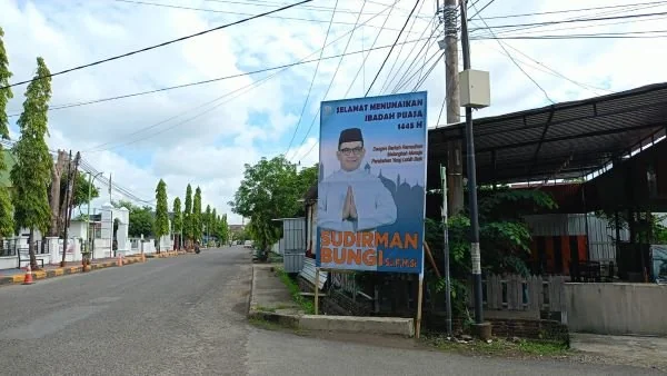 Sudirman Bungi mulai menebar sejumlah baliho ucapan selamat menunaikan ibadah puasa 1445 H di sejumlah titik di Kabupaten Pinrang (Dok : KabarMakassar/Rudi Hartono).