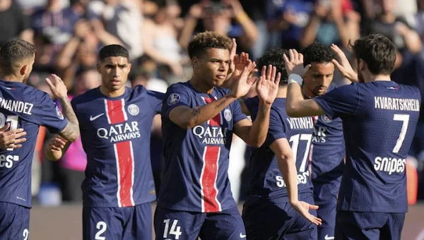 Skuad PSG merayakan gol Desire Doue ke gawang Angers, Sabtu (5/4/2025) (c) AP Photo/Michel Euler