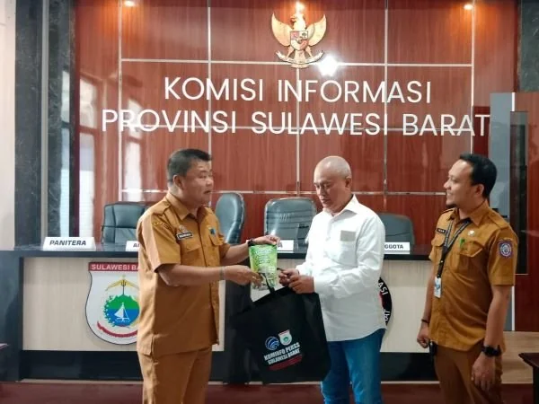 Kadiskominfo Sulbar Mustari Mula saat memberikan cindera mata (Dok : Ist).